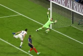 Le défenseur allemand Mats Hummels marque contre son camp, sous la pression de l&rsquo;attaquant français Kylian Mbappé, lors de leur match (groupe F) de l&rsquo;Euro 2020, le 15 juin 2021 à Munich