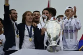 Les joueurs du Real Madrid Gareth Bale, Luka Modric et Cristiano Ronaldo, le 29 mai 2016 avec le trophée de la Ligue des champions