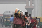 Des passants dans une rue de New Delhi en plein pic de pollution, le 4 novembre 2019