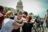 Un homme est blessé à l'oeil pendant une manifestation contre le gouvernement cubain, le 11 juillet 2021 à La Havane, à Cuba