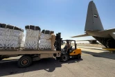 Chargement d'aide humanitaire destinée à Gaza à bord d'un Hercules C-130 émirati, sur la base aérienne de Zarqa, en Jordanie, le 30 juillet 2025. Photo prise pendant une visite organisée par l'armée jordanienne