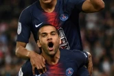 Kylian Mbappé après son 3e but sur les épaules de son coéquipier Dani Alves contre Monaco, le 21 avril 2019 au Parc des Princes 