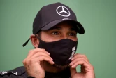 Le champion du monde britannique Lewis Hamilton ajuste son masque à l'issue du GP du Portugal sur l'Autodrome international d'Algarve, le 25 octobre 2020 à Portimao