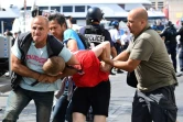 Un supporter anglais est neutralisé par les policiers en civil en marge du match Angleterre-Russie à l'Euro-2016, le 11 juin 2016