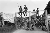 Des jeunes musulmans, enfants de Harkis, manifestent devant le camp de Saint-Maurice l'Ardoise, le 2 juin 1975 dans le Gard