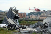 Un hélicoptère des sauveteurs survole une section du viaduc de l'A10 à Gênes, dans le nord de l'Italie, le 14 août 2018 après son effondrement