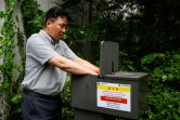 Kim Dong-gun, professeur de biologie environnementale, utilise un appareil de détection des moustiques dans l'enceinte de l'université Sahmyook, le 24 juillet 2024 à Séoul, en Corée du sud