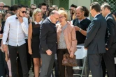Bernard Cazeneuve et la mère d'Hervé Cornara, Lucette, lors de l'hommage qui lui a été rendu le 26 juin 2016 à Fontaines-sur-Saône