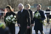 (g-d) La reine Silvia, le roi Carl XVI Gustav et le Premier ministre Ulf Kristersson et son épouse Birgitta Ed arrivent pour déposer des fleurs au mémorial près du centre de formation pour adultes au lendemain d'une fusillade à Örebro, en Suède