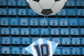 Un ballon rempli d'hélium et un cerf volant aux couleurs de l'Argentine et du numéro 10 de Diego Maradona, sont relâchés après 10 mn de jeu entre le Racing Club et Union, le 29 novembre 2020 à Avellaneda, une province de Buenos Aires, en hommage à la star argentine, décédée le 25 novembre
