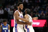 Joel Embiid et James Harden célèbrent la victoire après la rencontre remportée 133- 102 par leur équipe de Philadelphie face aux Minnesota Thunderwolves, le 25 février 2022