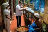 Enrique Aleman, directeur du projet communautaire Quisicuaba, inspecte la nourriture qui sera distribuée dans le quartier pauvre de Los Sitios, le 1er novembre 2021 à La Havane 