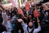 Des militants pro-avortement manifestent leur joie devant le tribunal Constitutionnel, le 21 août 2017 à Santiago au Chili