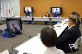 Le président du CIO Thomas Bach (sur les écrans) s'exprime lors d'une réunion de coordination à distance avec les membres du comité olympique japonais Tokyo 2020, le 19 mai 2021 à Tokyo au Japon.