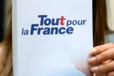 Une femme tient un exemplaire du livre de Nicolas Sarkozy à paraître mercredi, le 22 août 2016 à Paris