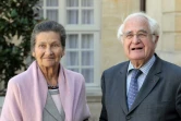 L'ancienne ministre Simone Veil (C) et son mari Antoine posent dans la cour de Matignon à Paris suite à la cérémonie de remise du Prix de l'Audace Créatrice, le 17 septembre 2010