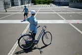 Une femme prend un cours gratuit de vélo à Rennes, le 2 juin 2020