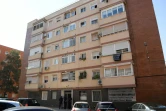 La police monte la garde le 20 août 2018 près d'un immeuble où vivait un homme qui a attaqué un commissariat à Cornella près de Barcelone