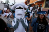 Manifestation contre la pêche illégale sur l'île équatorienne de Santa Cruz aux Galapagos le 14 août 2017, après la découverte de 300 tonnes de poissons, y compris des espèces de requins protégées sur un navire chinois