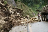 Glissement de terrain sur une route après de fortes pluies, le 3 mai 2023 à Rubengera, au Rwanda