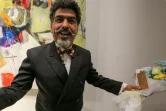 L'artiste plasticien Riyadh Ghenea lors du vernissage de son exposition à Bagdad, le 26 novembre 2021