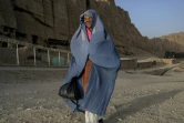 Une femme de la minorité hazara devant le site où les bouddhas géants ont été détruits par les islamistes en mars 2001 à Bamiyan, le 2 octobre 2021