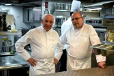 Le chef Michel Rochedy (G) et son assistant dans la cuisine du restaurant deux étoiles "Le Chabichou", à Courchevel le 10 février 2017