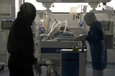 Le personnel médical s'occupe d'un patient Covid-19 dans l'unité de soins intensifs d'un hôpital de Quito, le 29 avril 2020 en Equateur