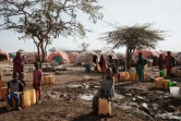Des familles de déplacés attendent de l'eau dans un camp de déplacés à Baidoa (Somalie), le 13 février 2022
