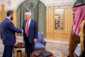 Photo fournie par le Palais royal saoudien montrant le prince héritier saoudien Mohammed ben Salmane (d), le président américain Donald Trump (c) et le président syrien, Ahmad al-Chareh, le 14 mai 2025 à Ryad