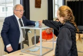 Une femme vote à Saint-Pierre, dans l'archipel de Saint-Pierre-et-Miquelon, le 29 juin 2024