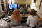 Des téléspectateurs regardent l'interview de Meghan et Harry, menée par Oprah Winfrey, le 7 mars 2021 de chez eux à Arlington (Virginie)