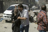 Des personnes en état de choc après un bombardement le 23 avril 2016 à Alep en Syrie