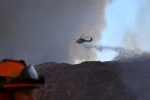 Un hélicoptère largue de l'eau lors d'un incendie à Castaic, le 22 janvier 2025
