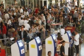Jeudi 22 avril 2010 - Passagers d'Air France en attente devant l'espace enregistrement de l'aéroport Roland Garros