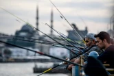Des pêcheurs réunis sur le pont de Galata, à Istanbul, le 23 octobre 2017