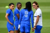L'entraîneuse des Bleues Corinne Diacre (R) lors d'un entraînement pendant l'Euro féminin 2022 à Ashby-de-la-Zouch, en Angleterre, le 20 juillet 2022. 