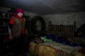 Olga Touss dans la cave où elle dort pour se protéger des bombardements, le 23 avril 2022 à Mala Tokmachka, en Ukraine