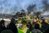 Photo diffusée le 28 novembre 2018 par le service de presse de la présidence ukrainienne montrant le président Petro Porochenko s'entretenant avec des tankistes lors d'exercices dans le nord du pays.