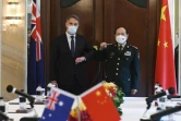 Rencontre, le 12 juin 2022 à Singapour en marge d'un sommet sur la sécurité en Asie-Pacifique, entre les ministres de la Défense australien, Richard Marles, et chinois, Wei Fenghe. Photo fournie par le ministère australien de la Défense