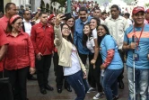 Le président vénézuélien Nicolas Maduro pose avec ses partisans, lors d'un rassemblement, le 23 janvier 2018 à Caracas
