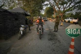 Des membres de l'armée colombienne gardent une route nationale à Arauca, en Colombie, à la frontière avec le Venezuela, le 22 janvier 2022