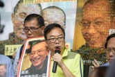 Des militants avec le portrait du Prix Nobel chinois Liu Xiaobo, alors emprisonné et malade, à Hong Kong le 5 juillet 2017