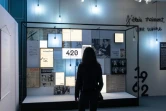 Une visiteuse regarde des planches au musée de la BD d'Angoulême qui consacre une exposition au travail de scénariste de René Goscinny, le 22 février 2022