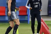 Les attaquants de l'équipe de France Olivier Giroud (g) et kylian Mbappé lors d'une séance d'entraînement des Bleus au stade d'Istra, le 4 juillet 2018