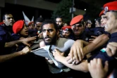 Des policiers jordaniens attrapent un manifestant près du bureau du Premier ministre à Amman le 6 juin 2018