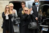 L'épouse de Guy Bedos, Joëlle Bercot (C), leur fille Victoria Bedos (G) et Muriel Robin (2G) à leur arrivée à l'église Saint-Germain-des-Prés à Paris le 4 juin 2020 pour assister aux funérailles