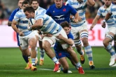 Le capitaine et demi de mêlée de l'équipe de France, Antoine Dupont, plaque le numéro 8 argentin Facundo Isa, lors de leur test-match de la tournée d'automne, le 6 novembre 2021 au Stade de France