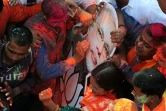 Un portrait de Narendra Modi brandi par ses partisans le 11 mars 2017 à Lucknow en Inde