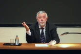 Le paléoanthropologue et historien de la préhistoire Yves Coppens donne un cours au Collège de France, le 9 avril 2002 à Paris